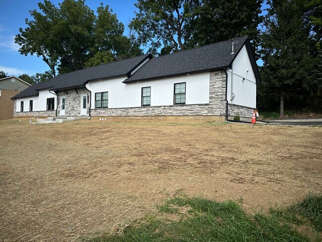 Building Photo - 2018 Willow Park Rd