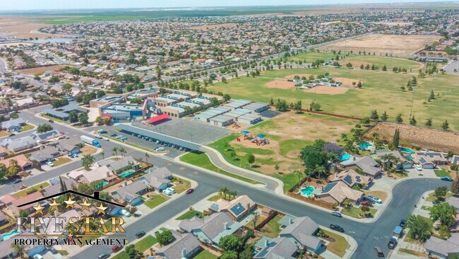 Foto del edificio - 4334 Bareback Ln