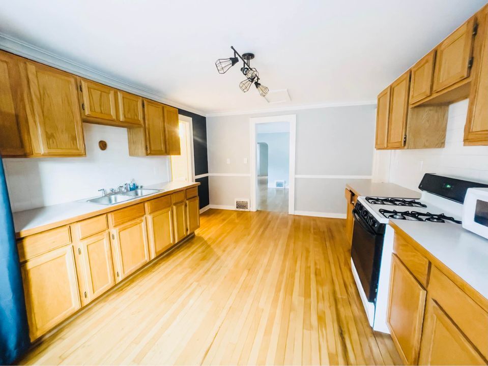Large Kitchen - 736 Watson St SW