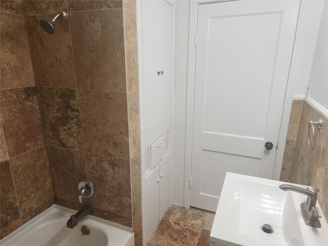 Building Photo - 3309 Grooms St