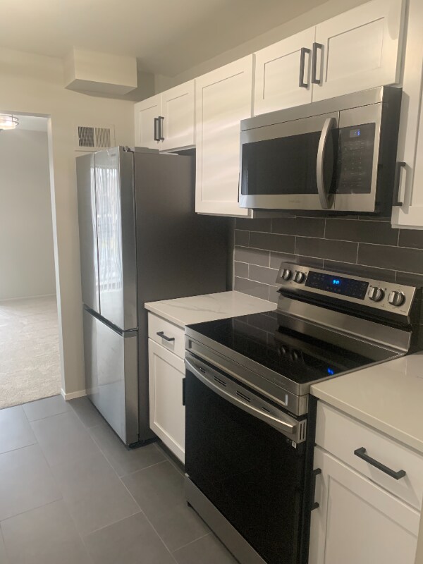 18277 University Park Dr, Livonia, MI 48152 Condo for Rent in Livonia