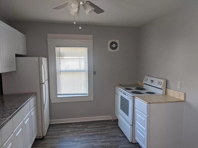 Building Photo - 6014 W Lincoln Ave