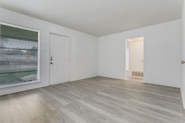 Building Photo - 528 Southtrail Dr