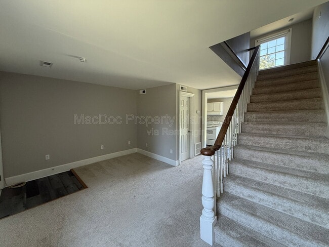 Building Photo - 210 Milford St