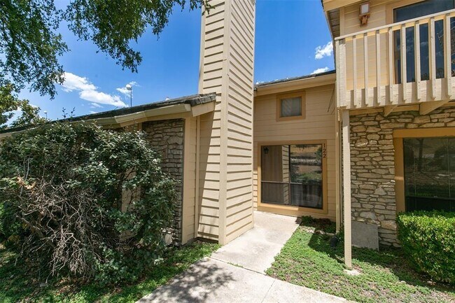Building Photo - 1215 Hi Stirrup