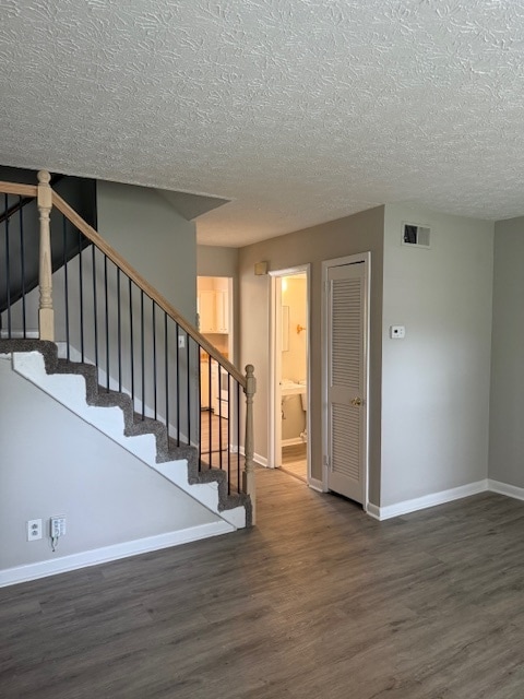 Building Photo - 2BR/1BA duplex in cul-de-sac located in th...