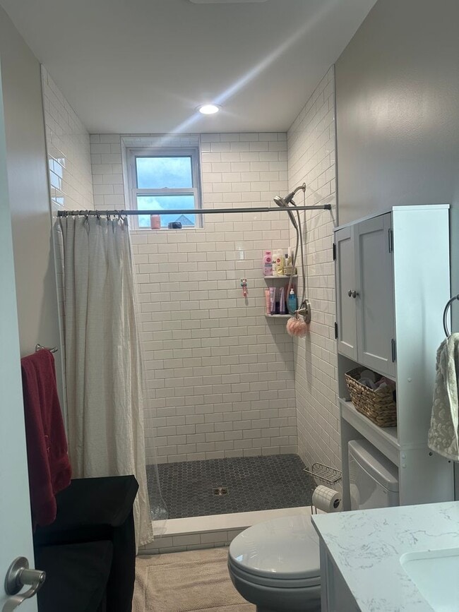 Building Photo - Newly Renovated 1-Bedroom Apartment on Elm...