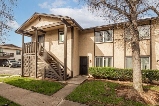 Building Photo - Beautiful 2 Bedroom Townhouse in Santee | ...