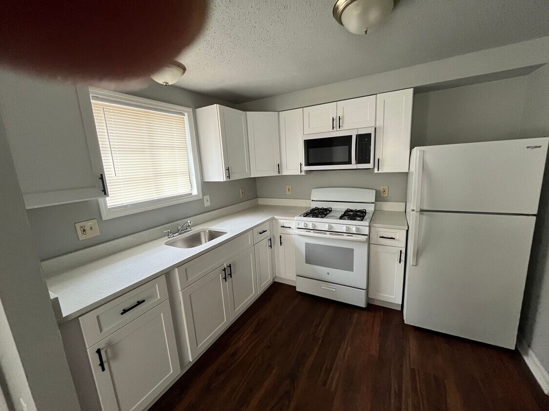 Foto principal - Spacious 3-Bedroom Townhome – Newly Renova...