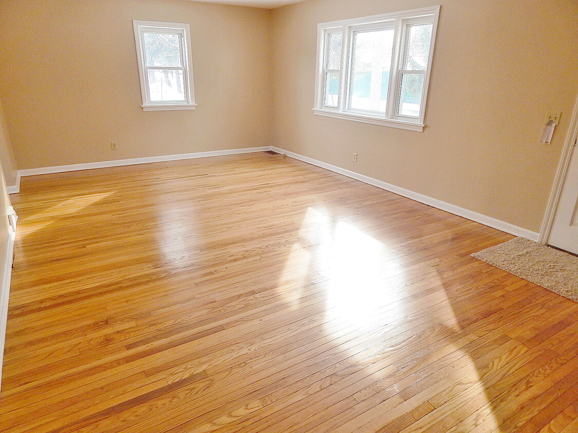 Living Room - 958 W Linden Ave