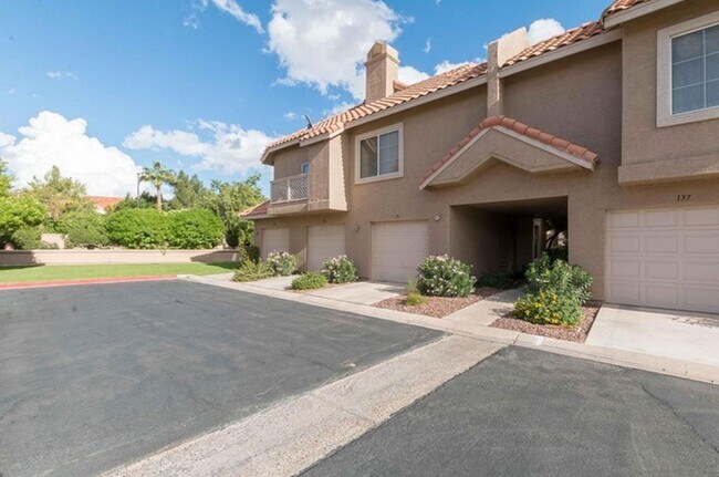 Foto del edificio - 1633 E Lakeside Dr