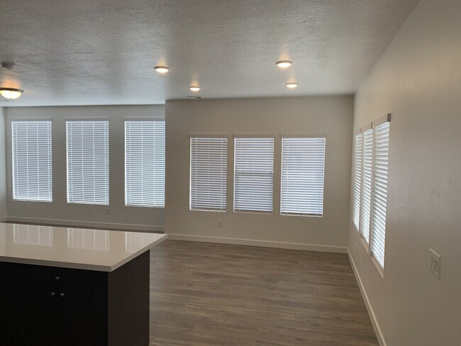 Building Photo - 373 W 25 N