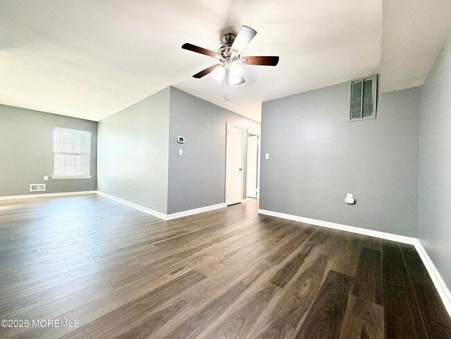 Building Photo - 304 Wellington Pl