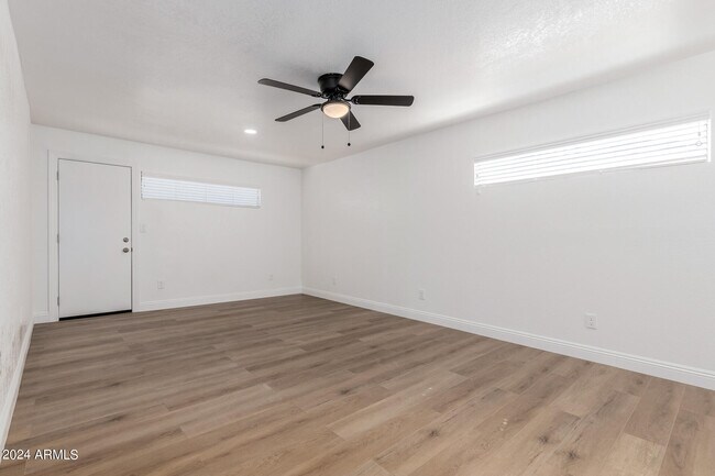 Building Photo - 723 E Sunnyslope Ln