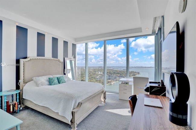 Foto del edificio - 601 NE 36th St