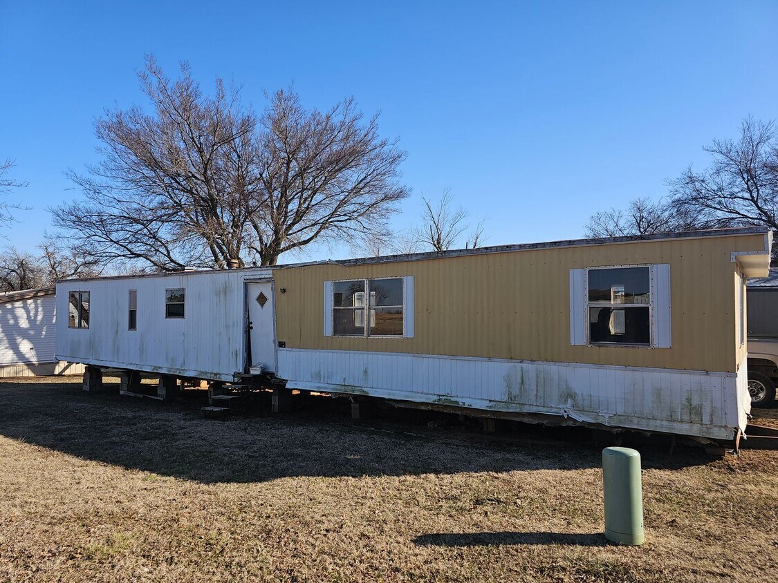 Building Photo - FREE Mobile Home must be moved off property.