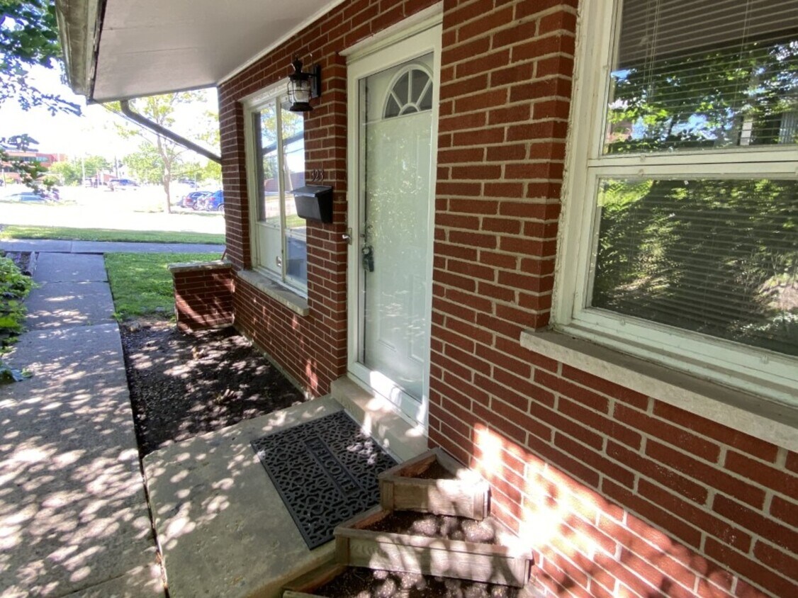 Foto principal - 325 E Lake St
