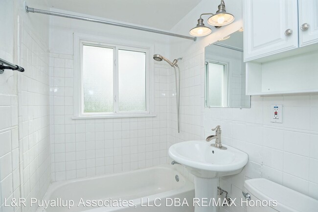 Building Photo - 3 br, 1 bath House - 15401 Grant Ave SW