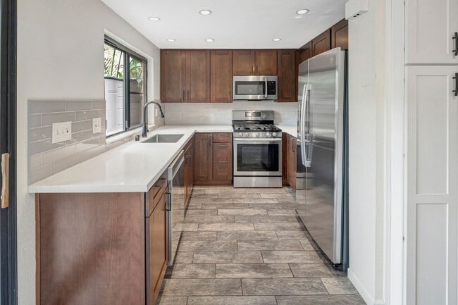 Building Photo - Stunning Bay Ho Townhome with Resort-Style...