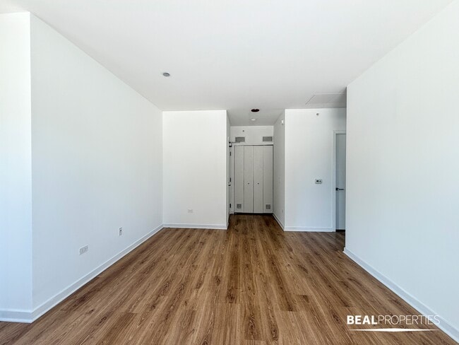 Building Photo - 548 W Webster Ave