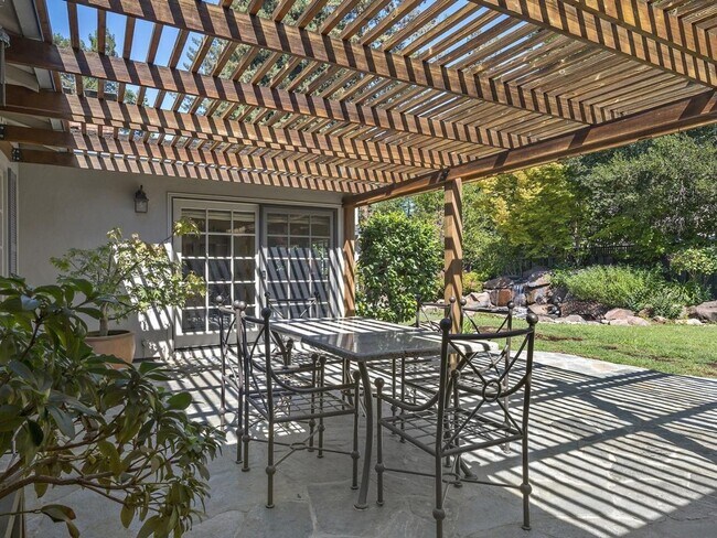 Foto del edificio - Pet Friendly Home Located in Highly desirable area of Menlo Park