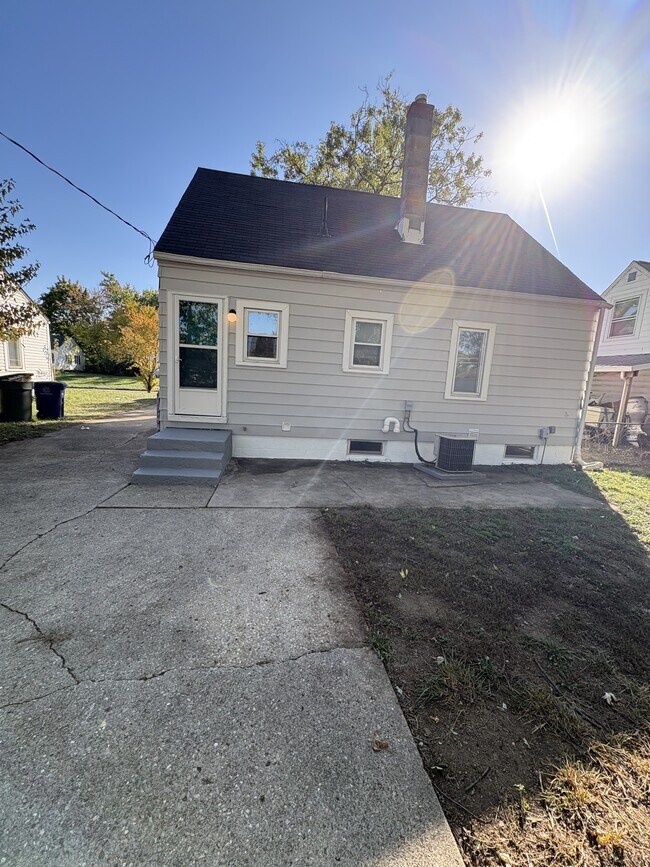 Building Photo - 2504 Vendome Dr S