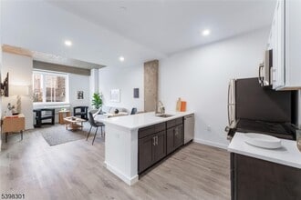 Building Photo - 10 Commerce Ct