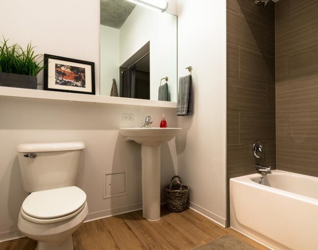 Foto del edificio - 1626 W Division St