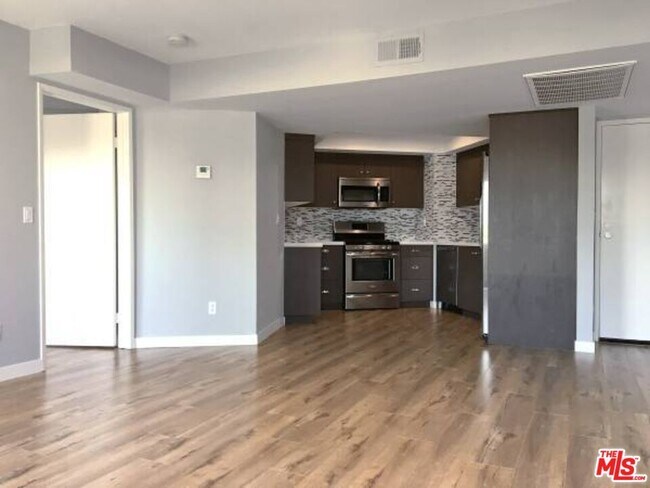 Building Photo - 1242 McClellan Dr