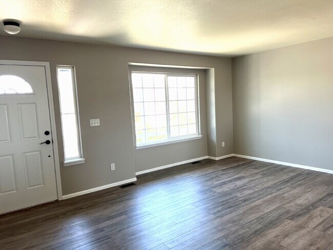 Foto del edificio - Spacious Home with 3-Car Garage