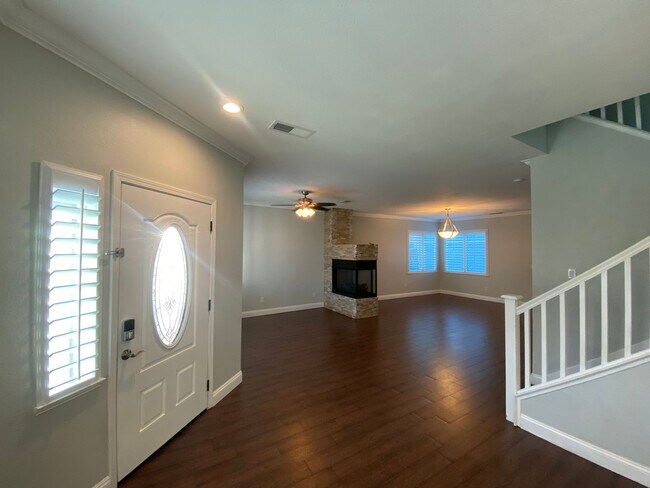 Building Photo - Beautiful & Spacious Home with Modern Touches