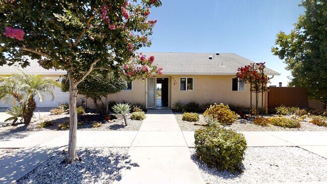 Foto del edificio - Beautiful House on Manhasset! Great Views! (Lease out, pending signatures. Check back in a few da...