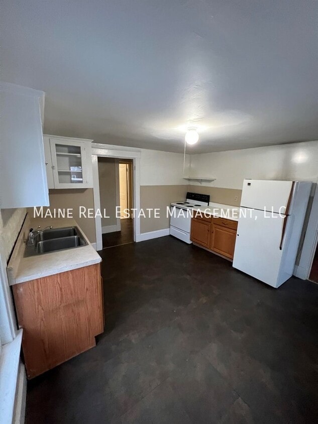 191 Center St Unit 4, Old Town, ME 04468 Room for Rent in Old Town