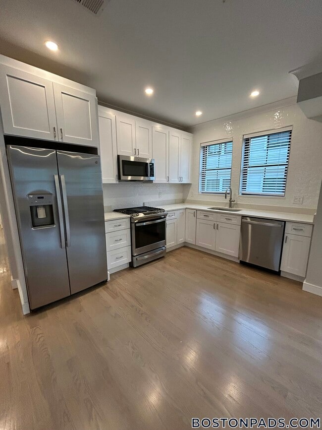 Building Photo - 285 Lamartine St