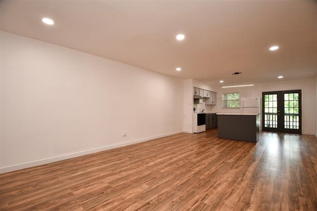 Building Photo - 8221 Kingsbrook Rd