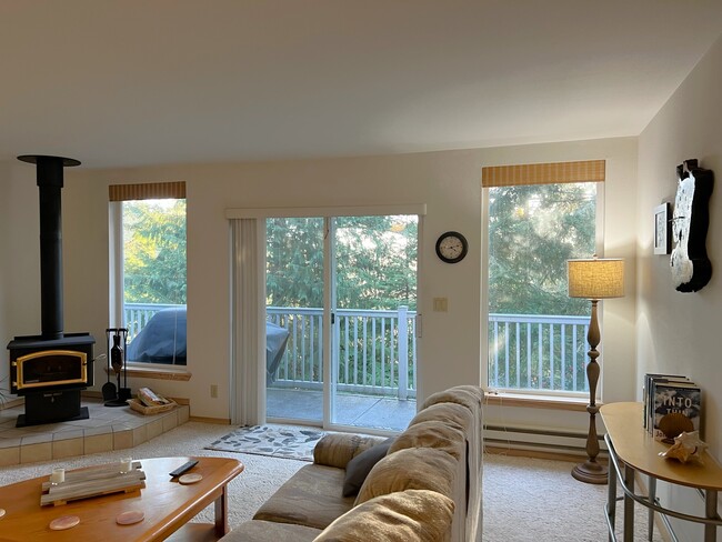 Building Photo - 1455 Seacrest Ln