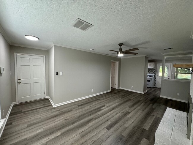 Building Photo - Beautifully Redone