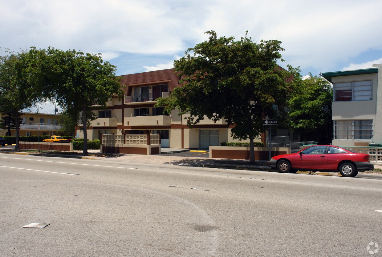 Primary Photo - 1175 Normandy Dr