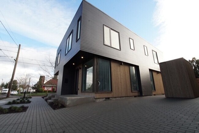 Building Photo - Beautiful New 2bd/2.5ba North Portland Tow...