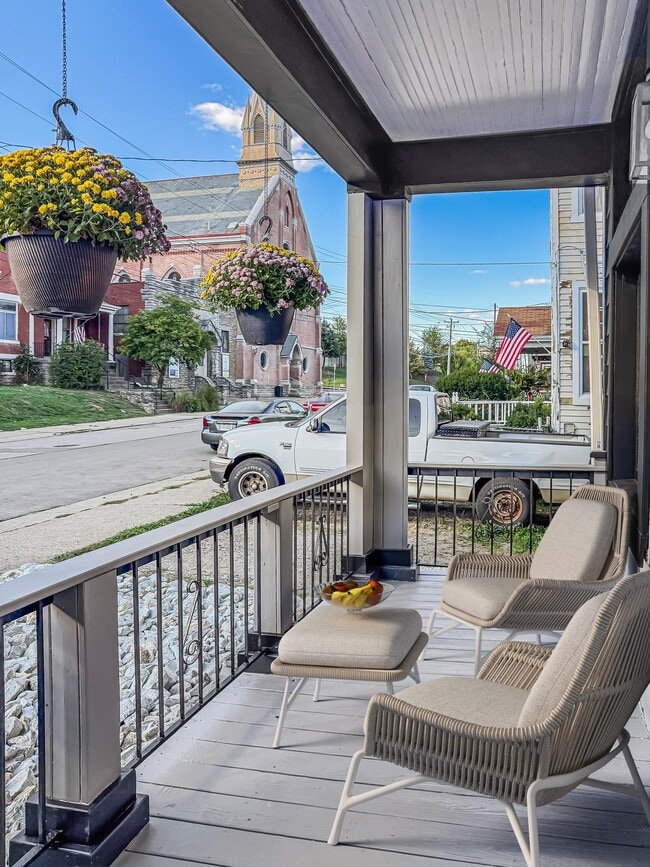 ENTRANCE PORCH - 924 McPherson Ave House