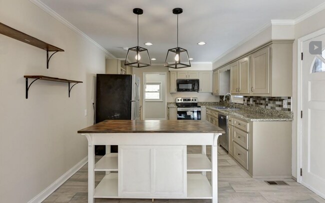 Foto del edificio - Historic Earlewood Neighborhood Gem: 3-Bed...