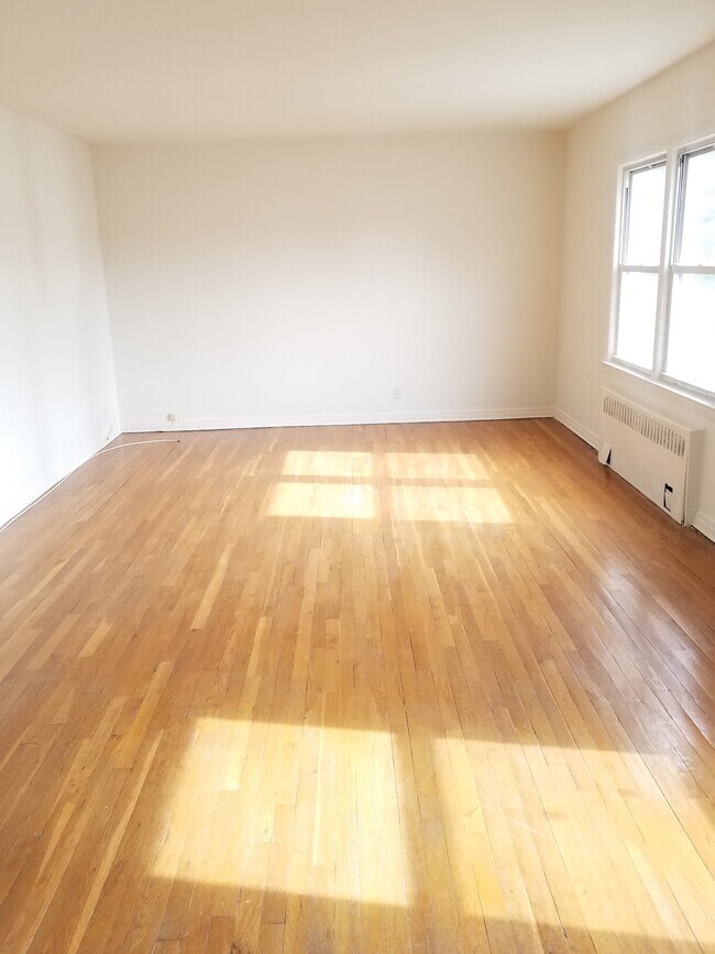 Huge Living Room - 205 S Broadway
