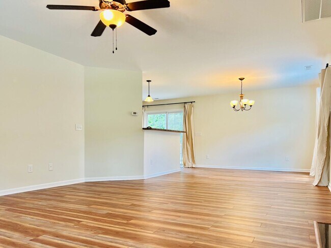 Foto del edificio - 4BR/2.5BA, Modern Kitchen, Large Fenced Ya...