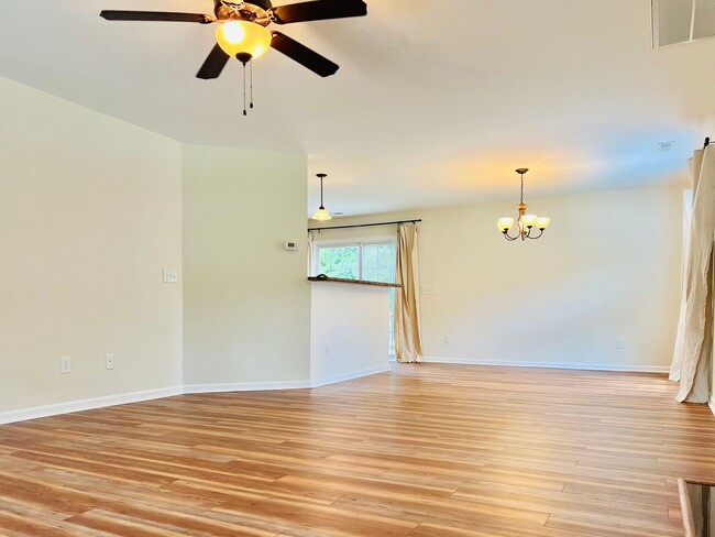 Building Photo - Sellhorn Heights Beauty, 4BR/2.5BA, Fenced...