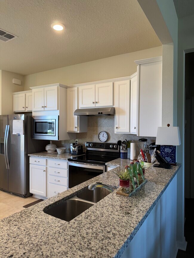 Cocina totalmente equipada - 9645 SW 63rd Loop