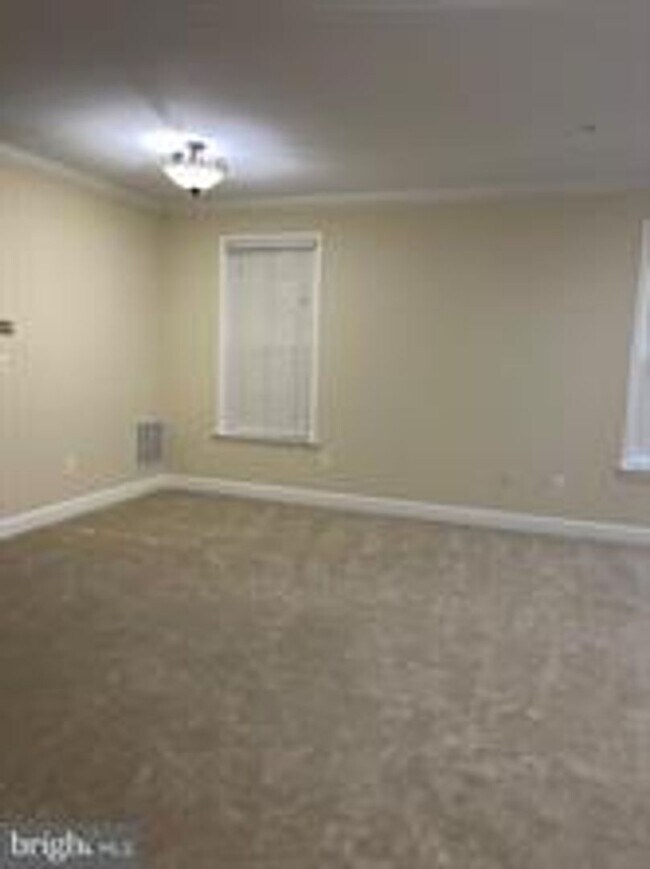 Foto del edificio - END UNIT TOWNHOUSE WITH 2 CAR GARAGE, 4 BEDROOMS AND 3.5 BATHS..FINISHED REC ROOM