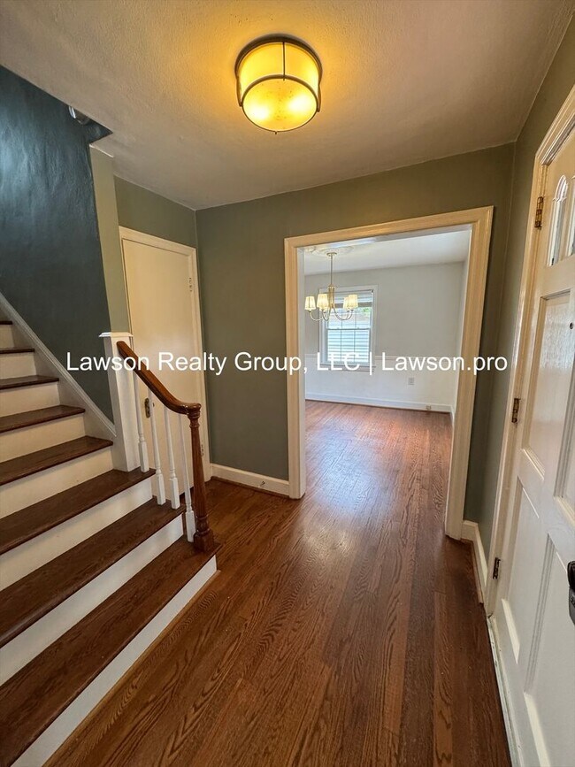 Building Photo - Charming and Updated Home in Raleigh Court with Fenced In Yard, Lawn Care Included!