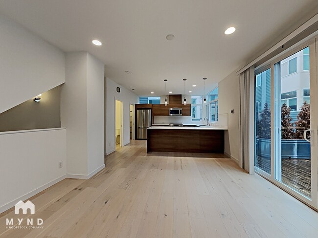 Building Photo - 130 21st Ave E