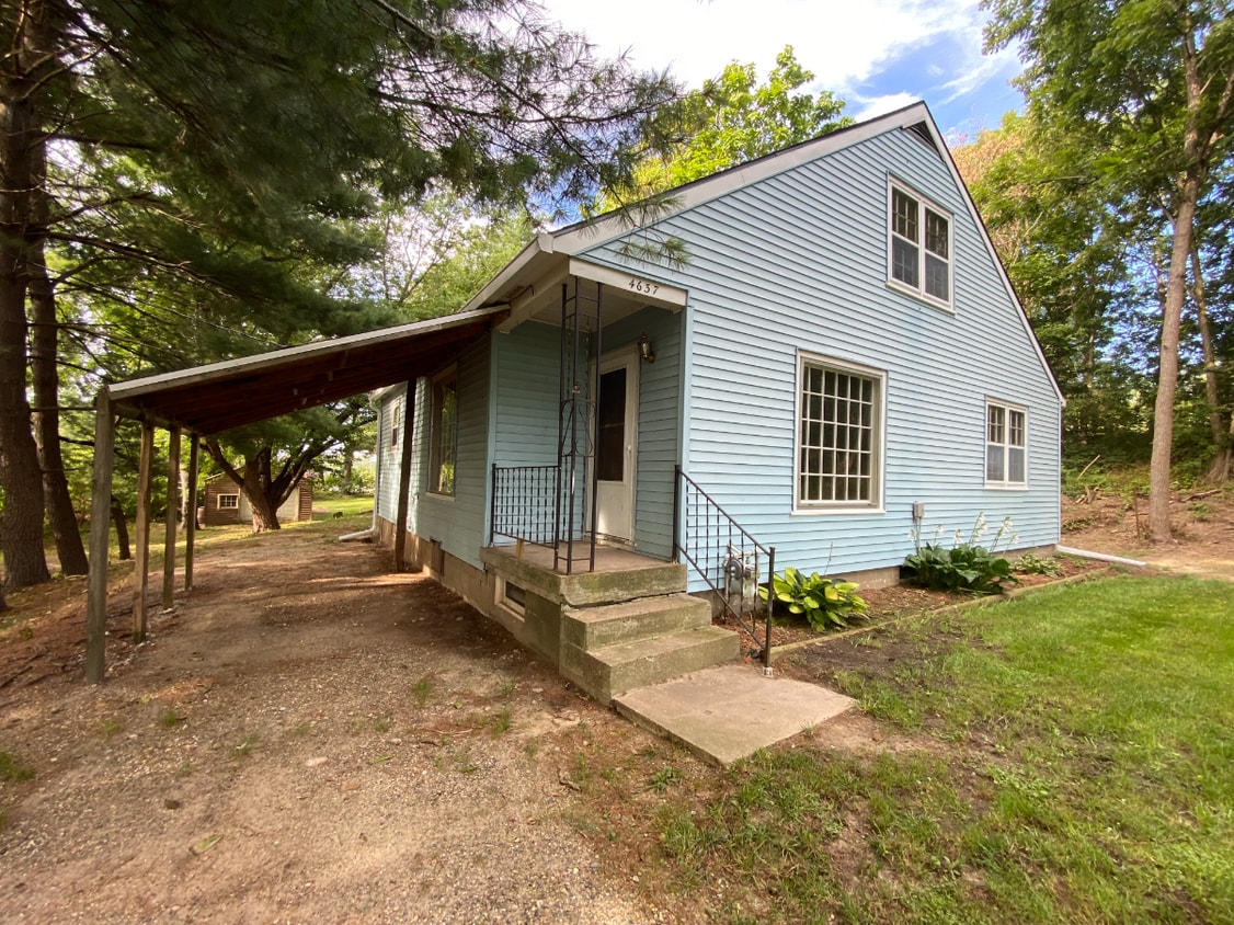 Primary Photo - 4637 West River Dr NE