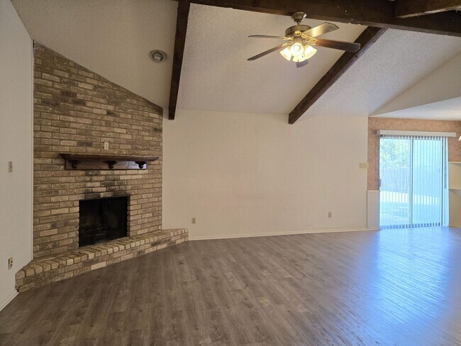 Foto del edificio - 3/2 House in Midway ISD!